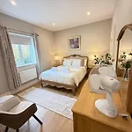 Semesterbostad Castle View House - Luxury Coastal Retreat - Ring Of Kerry - Wild Atlantic Way - Sleeps 12 - Sea And Mountain Views