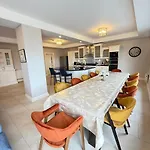 Semesterbostad Castle View House - Luxury Coastal Retreat - Ring Of Kerry - Wild Atlantic Way - Sleeps 12 - Sea And Mountain Views