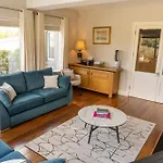 Semesterbostad Castle View House - Luxury Coastal Retreat - Ring Of Kerry - Wild Atlantic Way - Sleeps 12 - Sea And Mountain Views