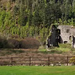 Semesterbostad Castle View House - Luxury Coastal Retreat - Ring Of Kerry - Wild Atlantic Way - Sleeps 12 - Sea And Mountain Views *