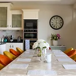 Semesterbostad Castle View House - Luxury Coastal Retreat - Ring Of Kerry - Wild Atlantic Way - Sleeps 12 - Sea And Mountain Views