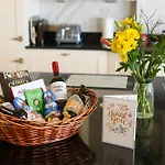 Castle View House - Luxury Coastal Retreat - Ring Of Kerry - Wild Atlantic Way - Sleeps 12 - Sea And Mountain Views Semesterbostad *