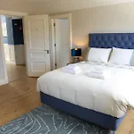 Semesterbostad Castle View House - Luxury Coastal Retreat - Ring Of Kerry - Wild Atlantic Way - Sleeps 12 - Sea And Mountain Views Glenbeigh