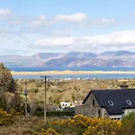 Semesterbostad Castle View House - Luxury Coastal Retreat - Ring Of Kerry - Wild Atlantic Way - Sleeps 12 - Sea And Mountain Views