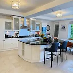 Semesterbostad Castle View House - Luxury Coastal Retreat - Ring Of Kerry - Wild Atlantic Way - Sleeps 12 - Sea And Mountain Views