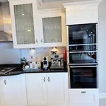 Castle View House - Luxury Coastal Retreat - Ring Of Kerry - Wild Atlantic Way - Sleeps 12 - Sea And Mountain Views Semesterbostad *