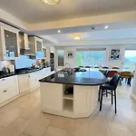 Castle View House - Luxury Coastal Retreat - Ring Of Kerry - Wild Atlantic Way - Sleeps 12 - Sea And Mountain Views Semesterbostad