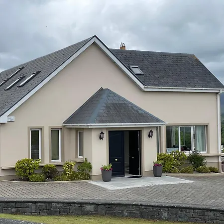Castle View House Private 7br Sleeps 12 -sea Views -5 Min Walk To Village - 10 Min Drive To Rossbeigh And Dooks Golf Course * Glenbeigh