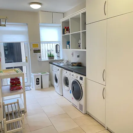 Castle View House - Private Vacation With Mountain & Sea Views - 5 Min Walk To Village - 10 Min Drive To Rossbeigh & Dooks Golf Course - On The Ring Of Kerry-wild Atlantic Way * 글렌비