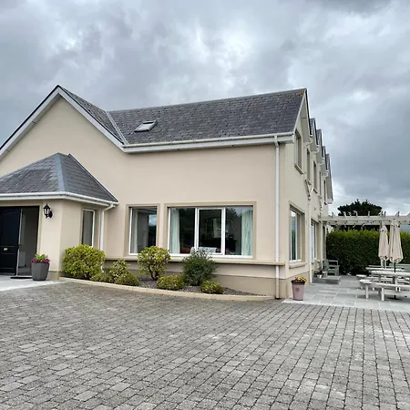 Castle View House Private 7br Sleeps 12 -sea Views -5 Min Walk To Village - 10 Min Drive To Rossbeigh And Dooks Golf Course Holiday home *