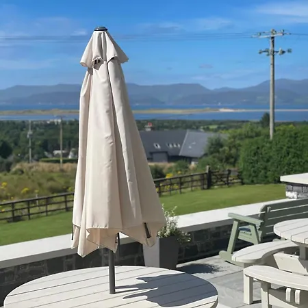 Castle View House - Private Vacation With Mountain & Sea Views - 5 Min Walk To Village - 10 Min Drive To Rossbeigh & Dooks Golf Course - On The Ring Of Kerry-wild Atlantic Way