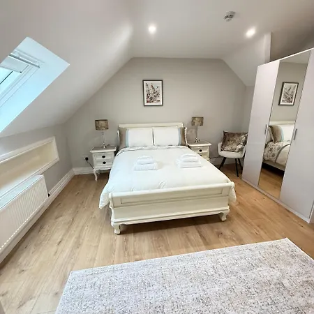 Castle View House Private 7br Sleeps 12 -sea Views -5 Min Walk To Village - 10 Min Drive To Rossbeigh And Dooks Golf Course