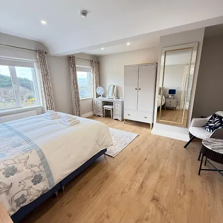 Castle View House Private 7br Sleeps 12 -sea Views -5 Min Walk To Village - 10 Min Drive To Rossbeigh And Dooks Golf Course