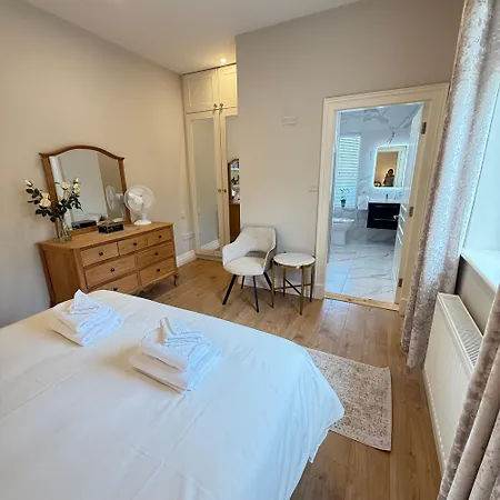 Castle View House Private 7br Sleeps 12 -sea Views -5 Min Walk To Village - 10 Min Drive To Rossbeigh And Dooks Golf Course *