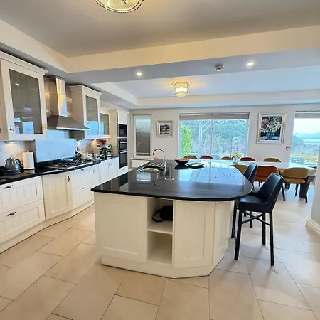 Holiday home Castle View House Private 7br Sleeps 12 -sea Views -5 Min Walk To Village - 10 Min Drive To Rossbeigh And Dooks Golf Course *