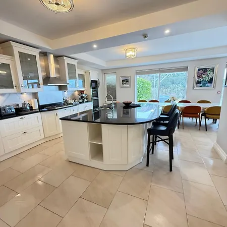 Castle View House Private 7br Sleeps 12 -sea Views -5 Min Walk To Village - 10 Min Drive To Rossbeigh And Dooks Golf Course Holiday home Glenbeigh