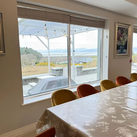 Castle View House Private 7br Sleeps 12 -sea Views -5 Min Walk To Village - 10 Min Drive To Rossbeigh And Dooks Golf Course
