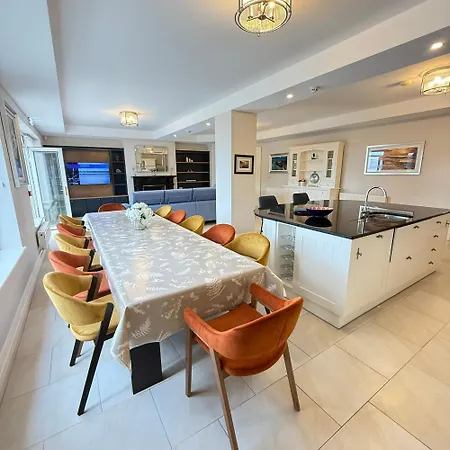 Holiday home Castle View House Private 7br Sleeps 12 -sea Views -5 Min Walk To Village - 10 Min Drive To Rossbeigh And Dooks Golf Course Glenbeigh