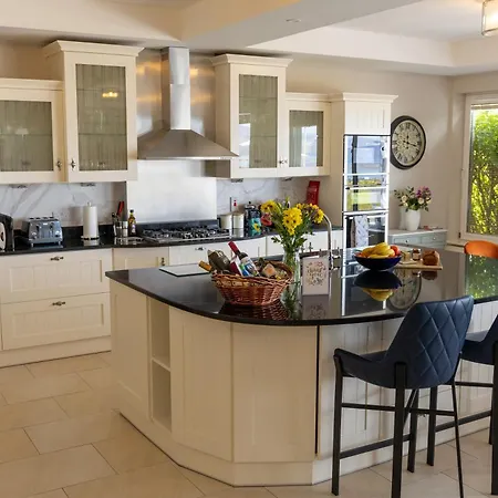 Luxury Vacation On The Ring Of Kerry-wild Atlantic Way With Mountain & Sea Views - 5 Min Walk To Village - 10 Min Drive To Rossbeigh & Dooks Golf Course *