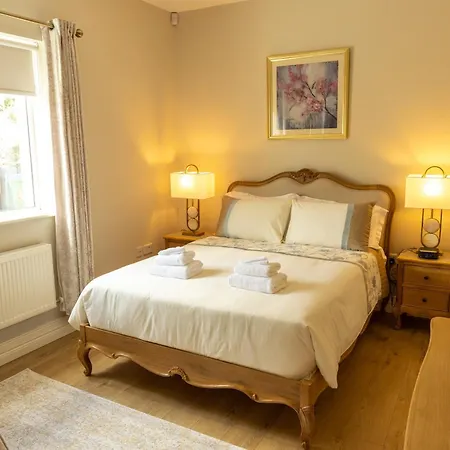 펜션 Castle View House - Private Vacation With Mountain & Sea Views - 5 Min Walk To Village - 10 Min Drive To Rossbeigh & Dooks Golf Course - On The Ring Of Kerry-wild Atlantic Way 글렌비