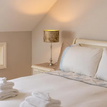 Castle View House -spacious Kerry Retreat -near Beaches And Golf - Shop-pubs 5 Minute Walk *