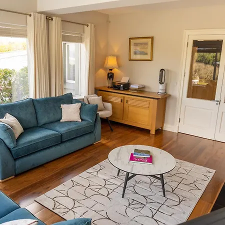 Ferienhaus Castle View House - Luxury Coastal Retreat - Ring Of Kerry - Wild Atlantic Way - Sleeps 12 - Sea And Mountain Views