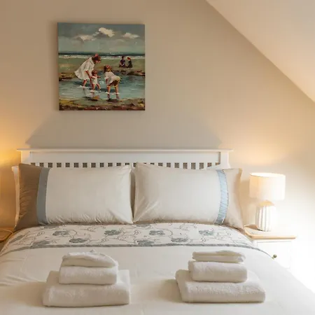 펜션 Castle View House - Private Vacation With Mountain & Sea Views - 5 Min Walk To Village - 10 Min Drive To Rossbeigh & Dooks Golf Course - On The Ring Of Kerry-wild Atlantic Way *