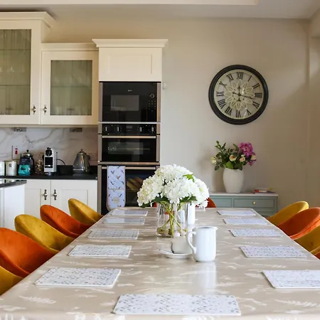 펜션 Castle View House - Private Vacation With Mountain & Sea Views - 5 Min Walk To Village - 10 Min Drive To Rossbeigh & Dooks Golf Course - On The Ring Of Kerry-wild Atlantic Way