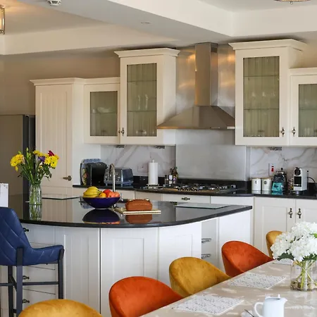 Castle View House - Private Vacation With Mountain & Sea Views - 5 Min Walk To Village - 10 Min Drive To Rossbeigh & Dooks Golf Course - On The Ring Of Kerry-wild Atlantic Way