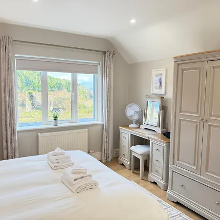 Semesterbostad Castle View House - Luxury Coastal Retreat - Ring Of Kerry - Wild Atlantic Way - Sleeps 12 - Sea And Mountain Views *