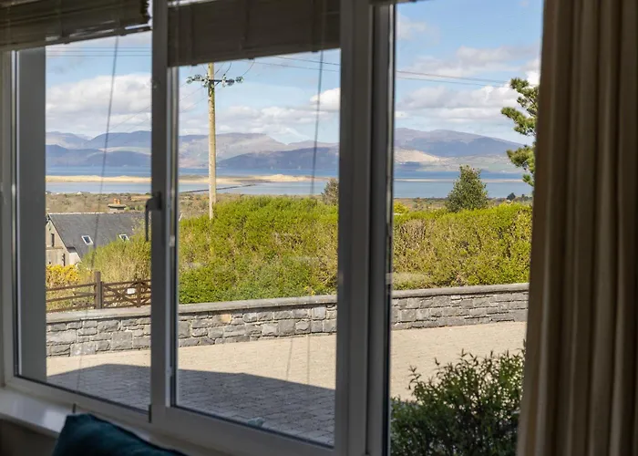 Hébergement de vacances Castle View House -Luxury 7 Bedroom Property In Glenbeigh On The Ring Of Kerry-Wild Atlantic Way With Mountain & Sea Views - Close To Beach & Dooks Golf Course Glenbeigh