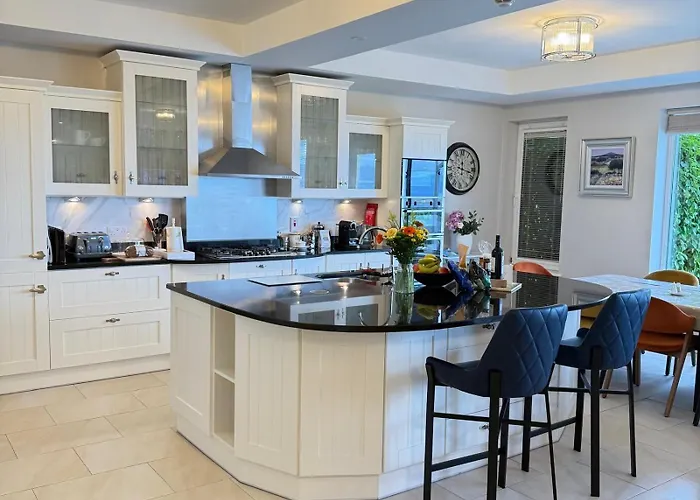 Hébergement de vacances Castle View House -Luxury 7 Bedroom Property In Glenbeigh On The Ring Of Kerry-Wild Atlantic Way With Mountain & Sea Views - Close To Beach & Dooks Golf Course