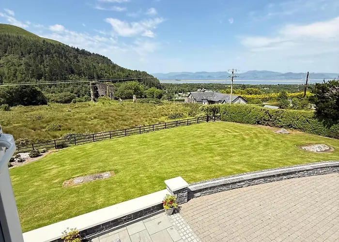 Hébergement de vacances Castle View House -Luxury 7 Bedroom Property In Glenbeigh On The Ring Of Kerry-Wild Atlantic Way With Mountain & Sea Views - Close To Beach & Dooks Golf Course Glenbeigh